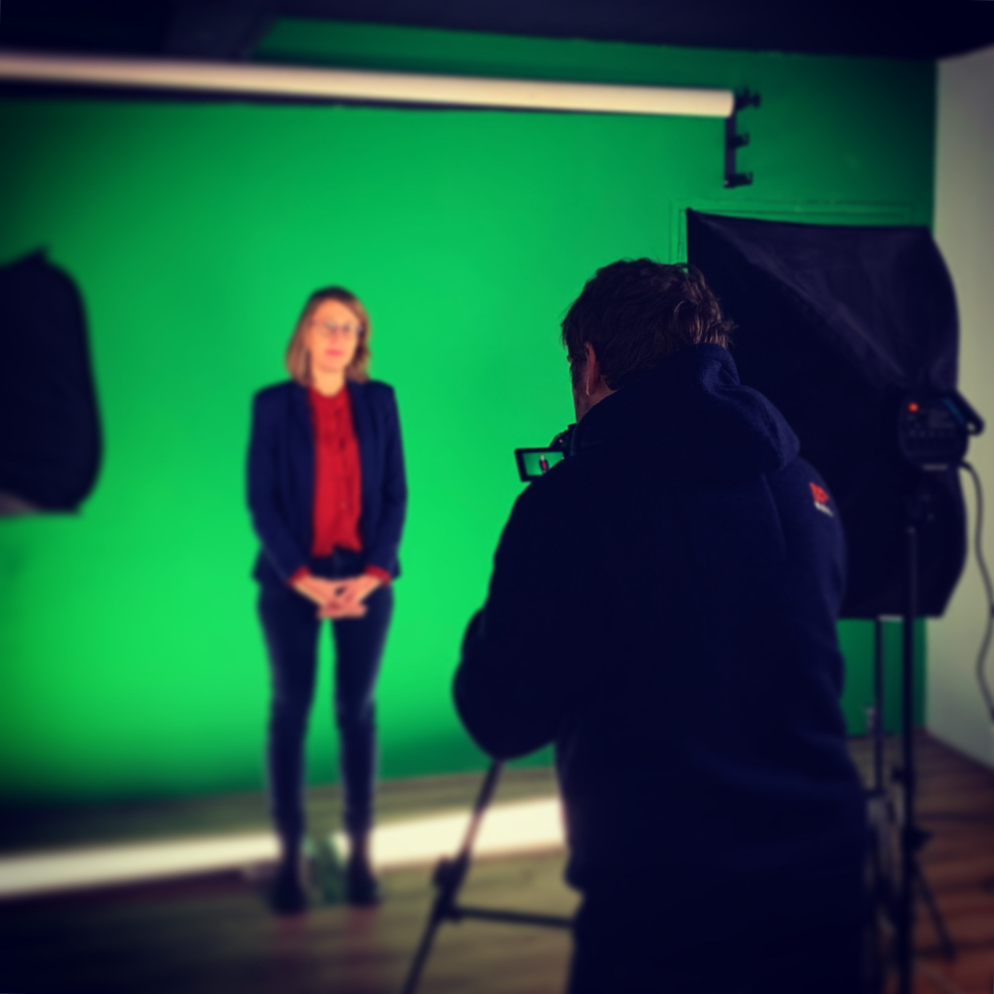 Simon Quinart derrière la caméra sur un tournage en studio